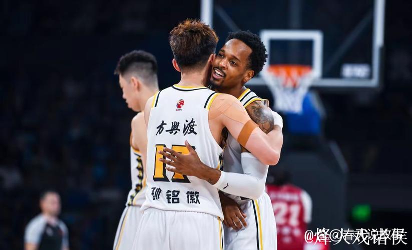 广厦球员为何不与布朗击掌?没有布朗如何拿到冠军? 广厦球员为何不与布朗击掌?没有布朗如何拿到冠军?